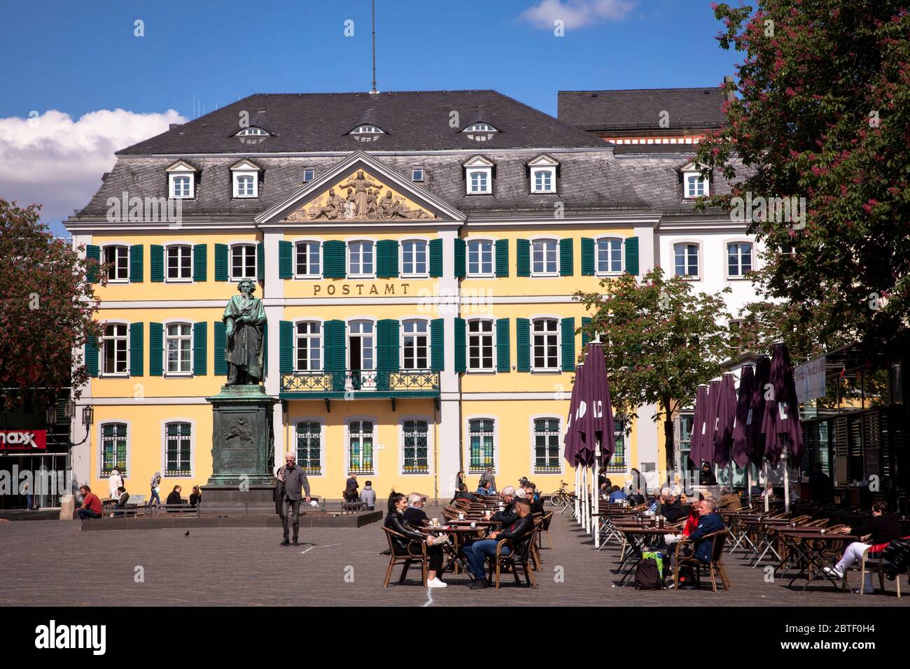 the Beethoven monument at the Muenster square in front of the old post office, Bonn, North Rhine-Westphalia, Germany.  das Beethoven-Denkmal auf dem M Stock Photo