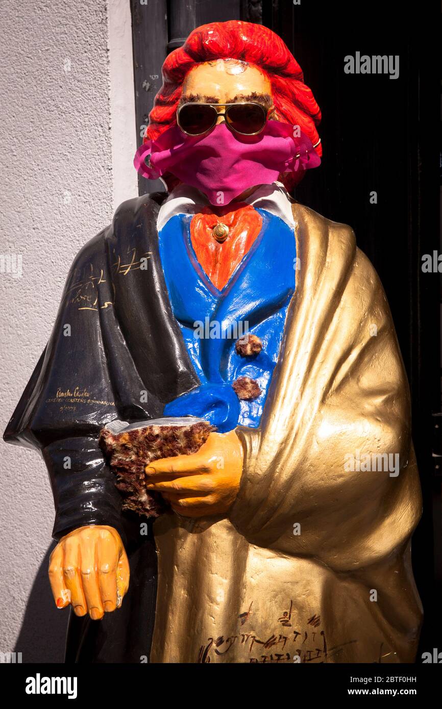 a Beethoven sculpture with corona mask in front of a shop, Bonn, North Rhine-Westphalia, Germany.  eine Beethoven-Skulptur mit Corona-Maske vor einem Stock Photo