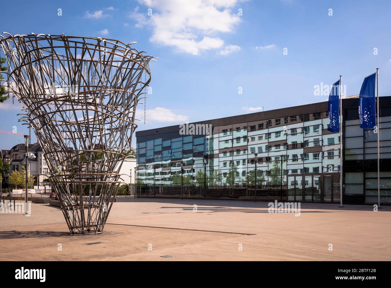 the World Conference Center, Platz der Vereinten Nationen, sculpture 'Meistdeutigkeit' by Olaf Metzel, Bonn, North Rhine-Westphalia, Germany.  das Wor Stock Photo