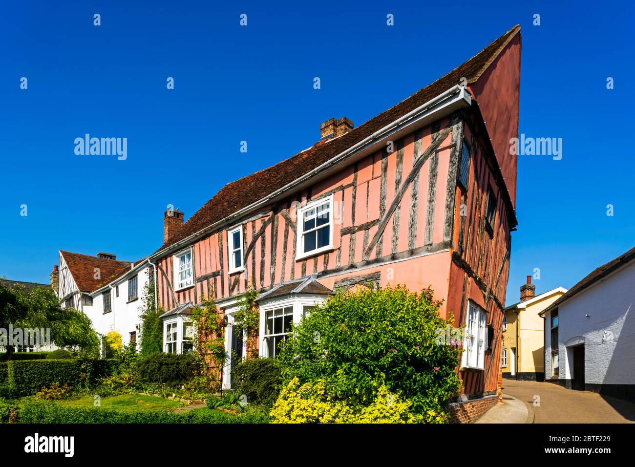 england-suffolk-lavenham-colourful-timber-framed-house-stock-photo