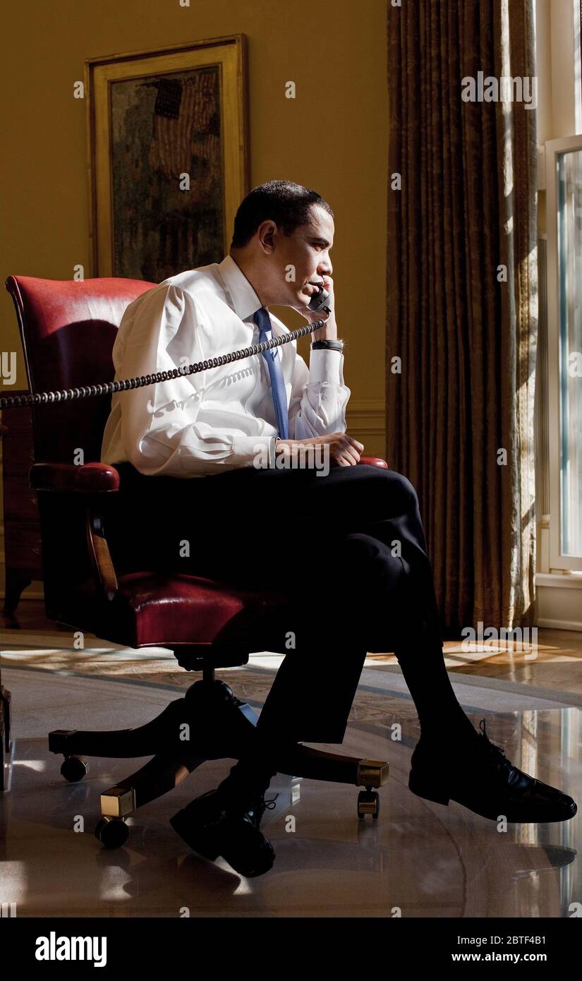 President Barack Obama speaks with Iraqi Prime Minister Nouri al-Maliki in the Oval Office 2/2/09. Stock Photo