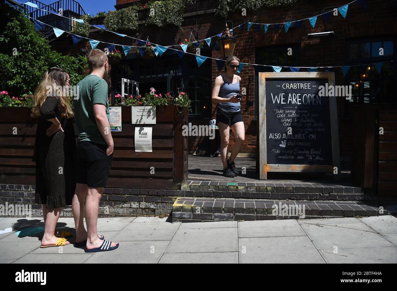Customers queue at the crabtree pub in fulham hires stock photography