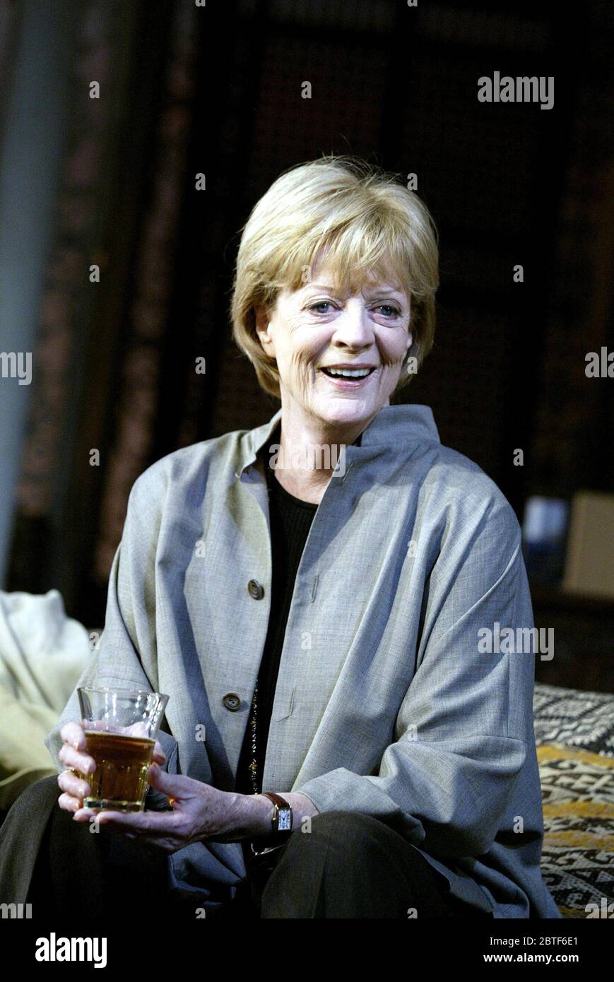 Maggie Smith (Madeleine Palmer) in THE BREATH OF LIFE by David Hare at the Theatre Royal Haymarket, London SW1 15/10/2002  set design: William Dudley  costumes: Jenny Beavan  lighting: Hugh Vanstone  director: Howard Davies Stock Photo