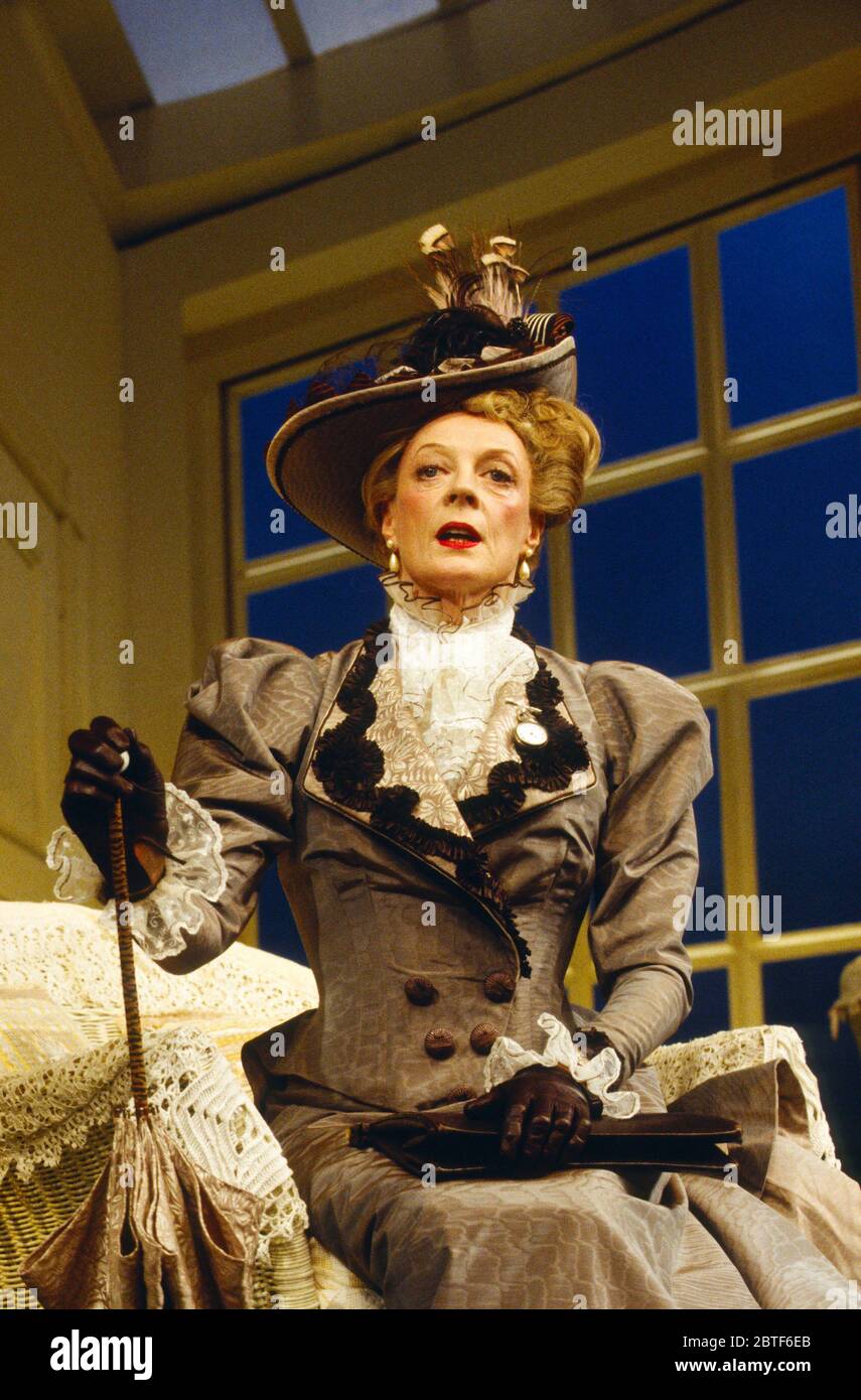 Maggie Smith (Lady Bracknell) in THE IMPORTANCE OF BEING EARNEST by Oscar Wilde at the Aldwych Theatre, London WC2  09/03/1993  design: Bob Crowley lighting: Paul Pyant director: Nicholas Hytner Stock Photo