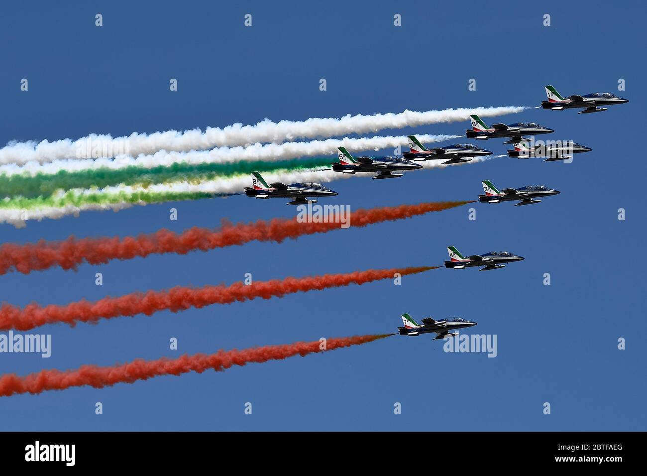 Abbraccio hi-res stock photography and images - Alamy
