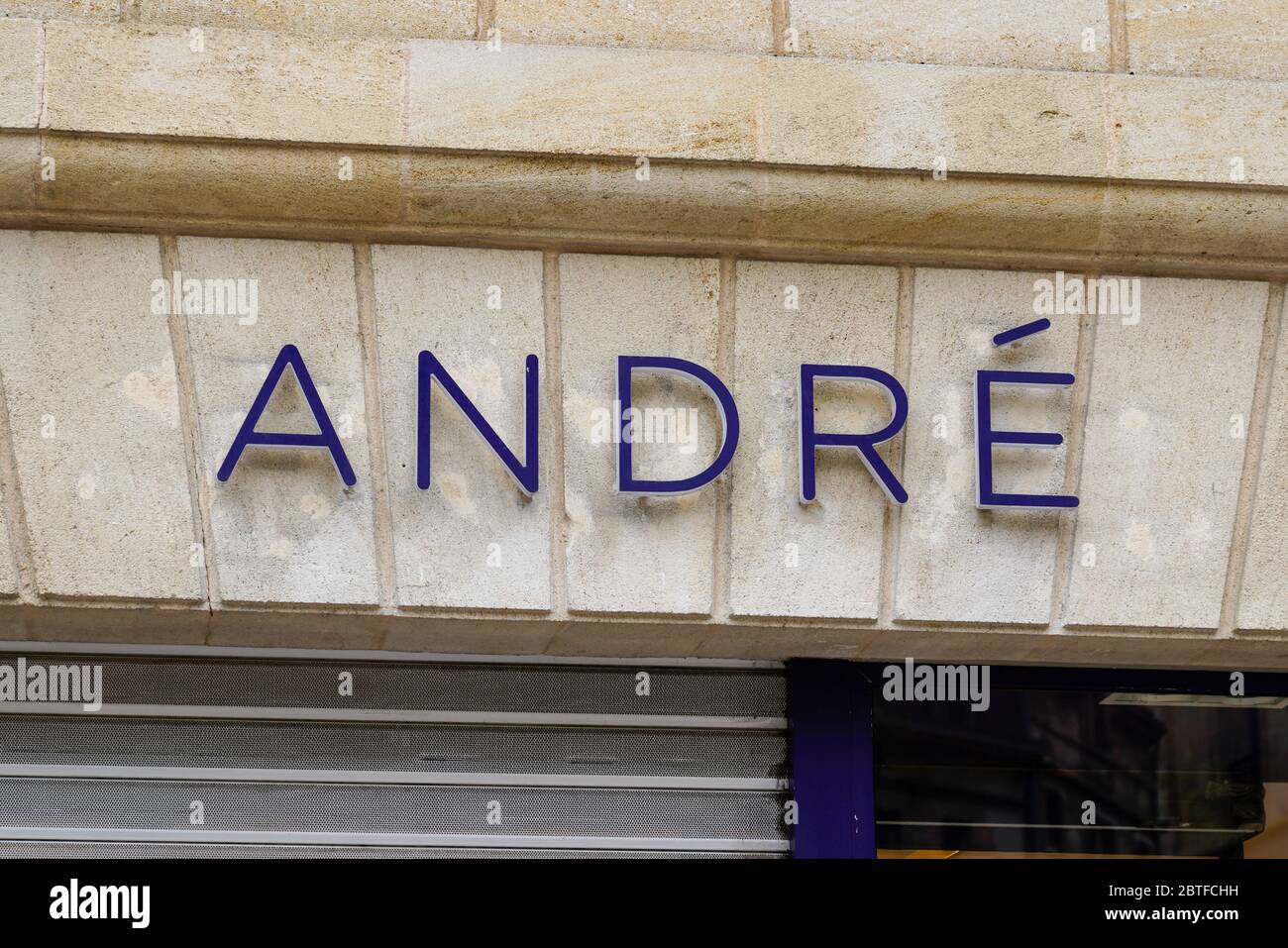 Bordeaux , Aquitaine / France - 05 05 2020 : Andre sign logo of shoes store  footwear retailer Stock Photo - Alamy