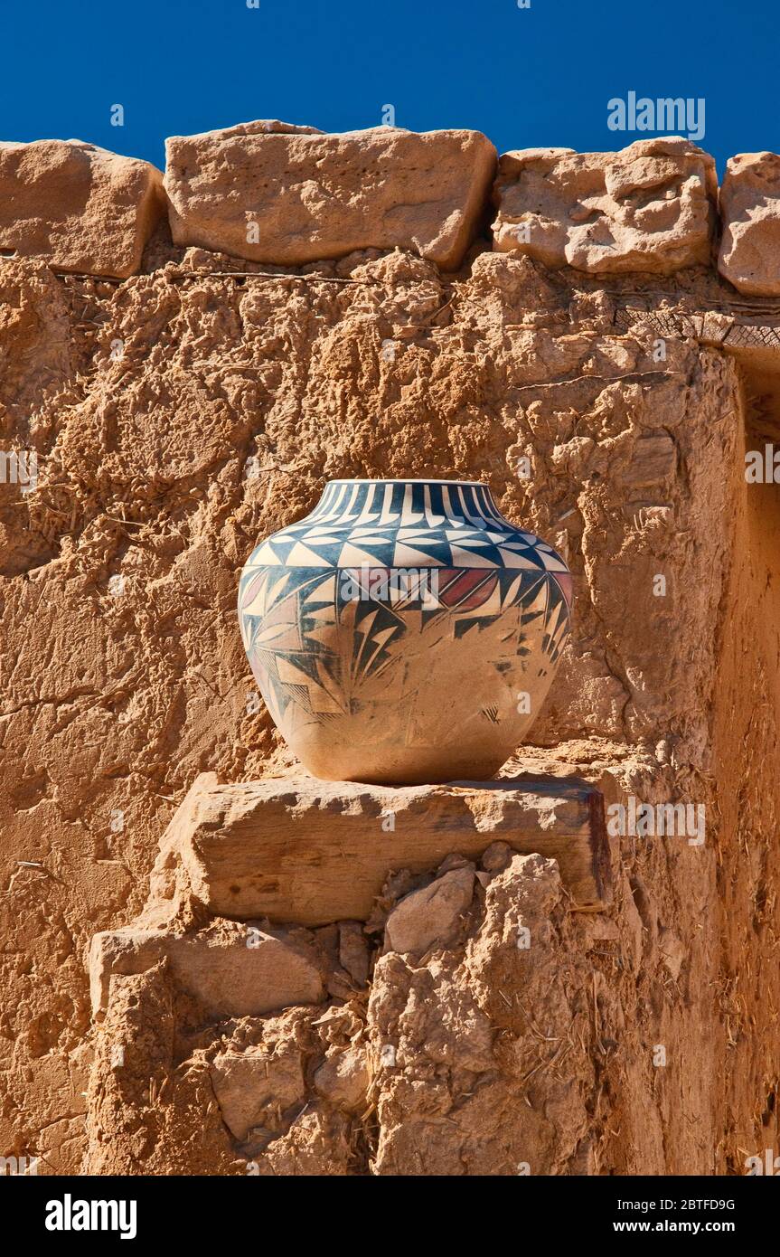 Pottery display in Acoma Pueblo (Sky City), Native American pueblo on top of a mesa in Acoma Indian Reservation, New Mexico, USA Stock Photo