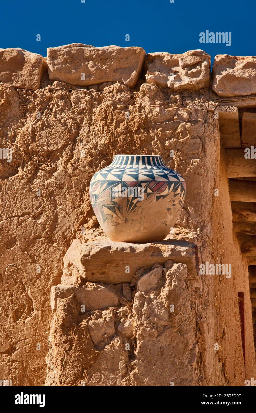 Pottery display in Acoma Pueblo (Sky City), Native American pueblo on top of a mesa in Acoma Indian Reservation, New Mexico, USA Stock Photo