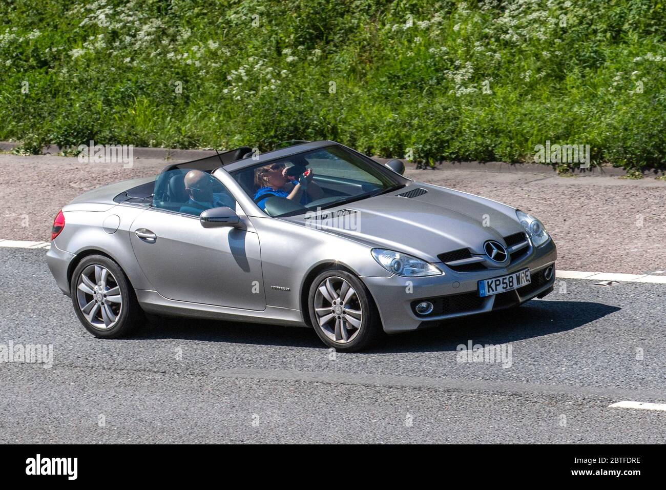 https://c8.alamy.com/comp/2BTFDRE/2008-silver-mercedes-slk-200-kompressor-auto-vehicular-traffic-moving-vehicles-convertible-convertibles-soft-top-open-topped-roadster-cabriolets-drop-tops-cars-driving-vehicle-on-uk-roads-motors-motoring-on-the-m61-motorway-highway-in-manchester-uk-2BTFDRE.jpg