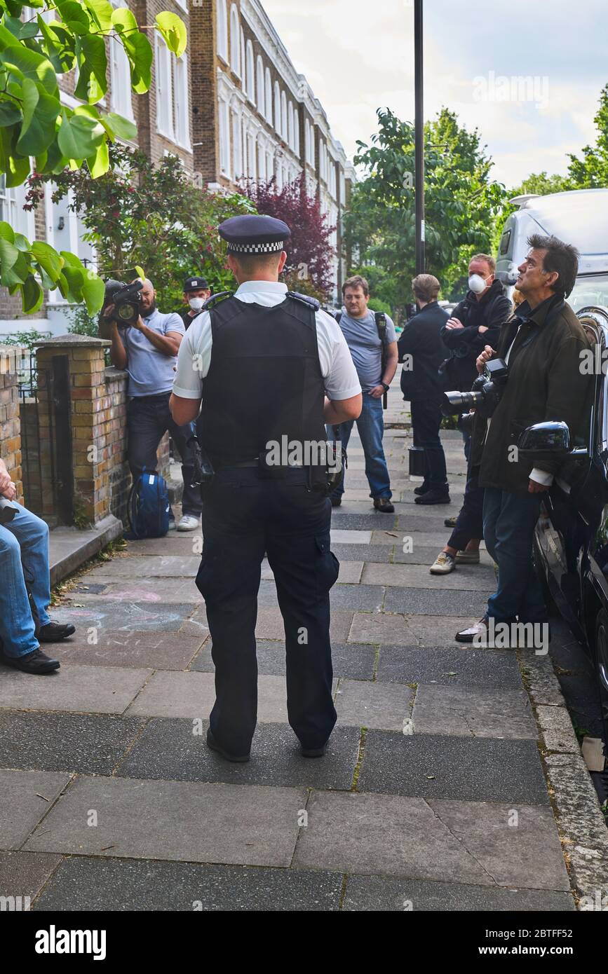 press and police at dominic cummings house in Islington Stock Photo