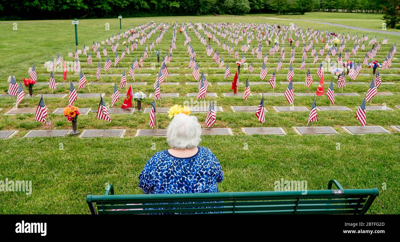 Bear, Delaware, USA. 25th May, 2020. Bernadette McCabe sits and remembers her brother John Kusz, a VIetnam veteran, on Memorial Day. While the Delaware VeteranÕs Memorial Cemetery did not hold their annual Memorial Day remembrance service, many showed up with masks and observing social distancing to pay respects and remember loved ones during the coronavirus pandemic. Scott Serio/ESW/CSM Credit: Cal Sport Media/Alamy Live News Stock Photo
