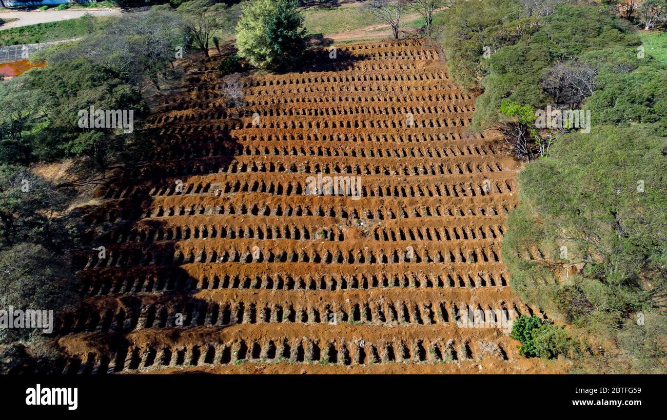 Sao Paulo, Sao Paulo, Brazil. 25th May, 2020. Hundreds of new graves were dug in the Vila Formosa cemetery, in Sao Paulo. The cemetery is the largest in Latin America and has been doing about 70 burials a day, due to the coronavirus pandemic. In Brazil, more than 300 thousand people were infected with Covid-19 and more than 16 thousand died. (Credit Image: © Paulo LopesZUMA Wire) Stock Photo