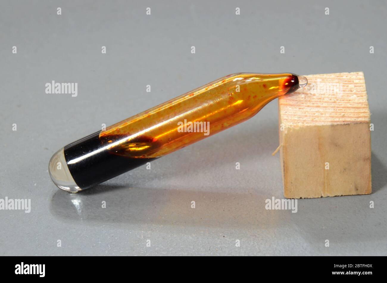 Macroview on ampoule with the element No 35 bromine (Br) in both liquid and vapor state. Stock Photo