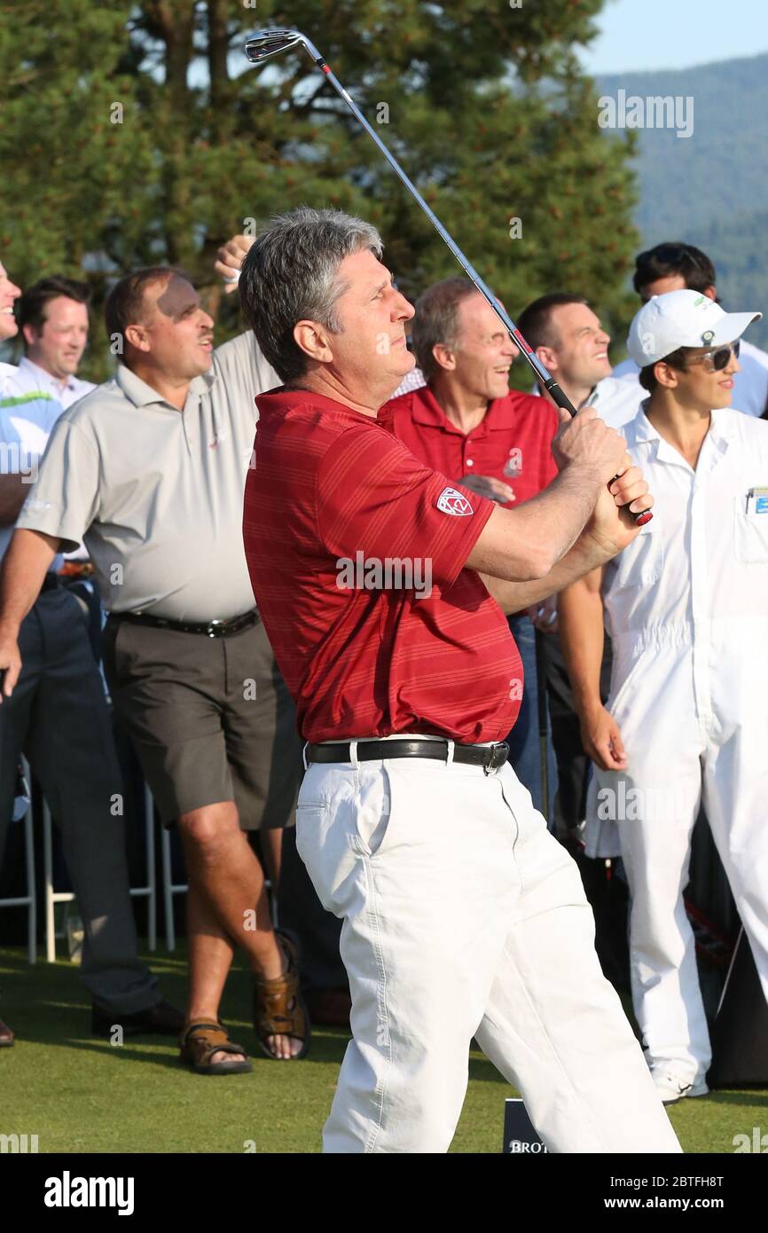 Mike Leach, head football coach of the Mississippi State Bulldogs, hitting a golf shot. Stock Photo