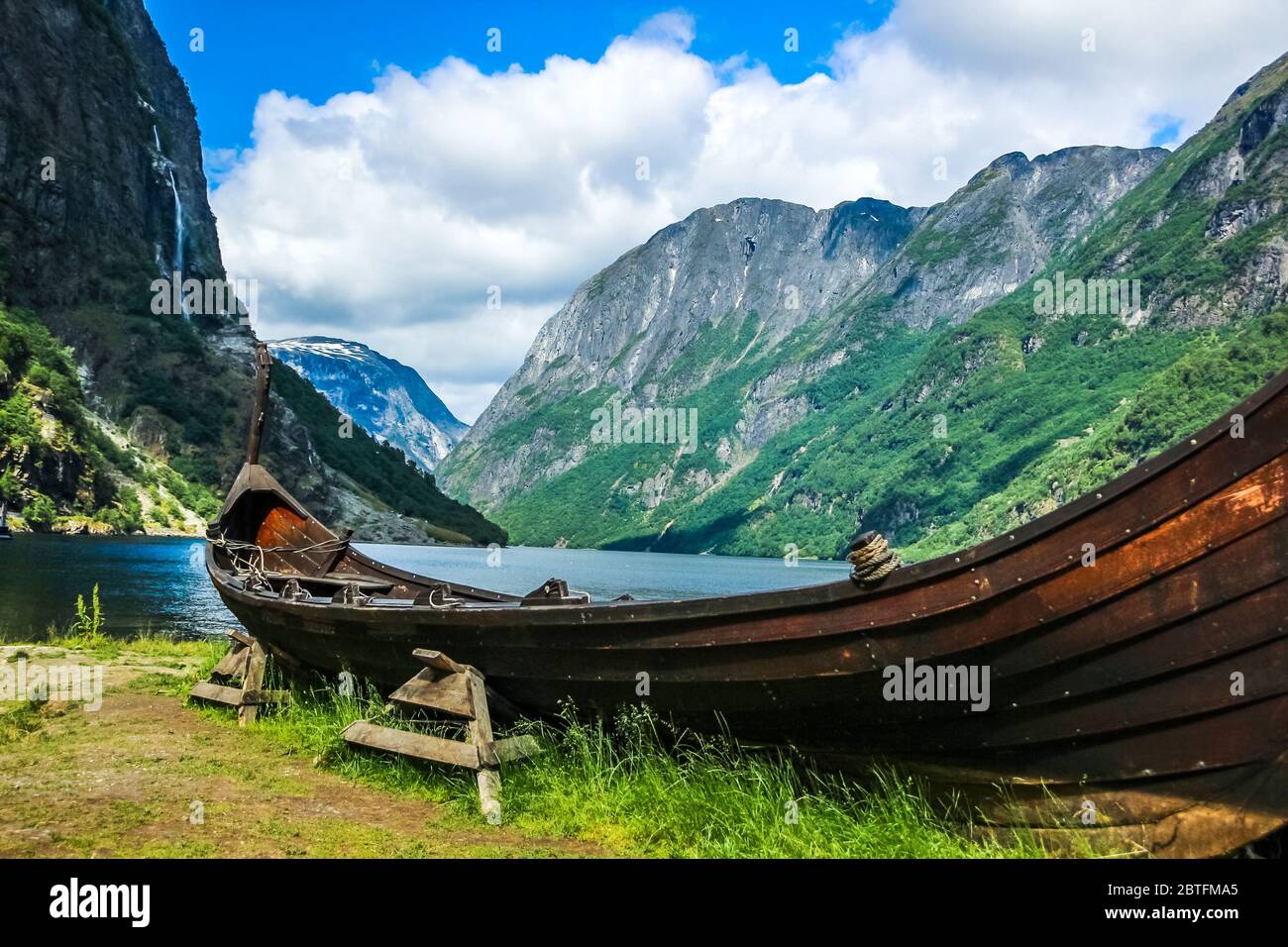 Bild auf Leinwand Altes Wikinger Boot im Dorf Gudvangen bei Flam Norwegen Wandbi