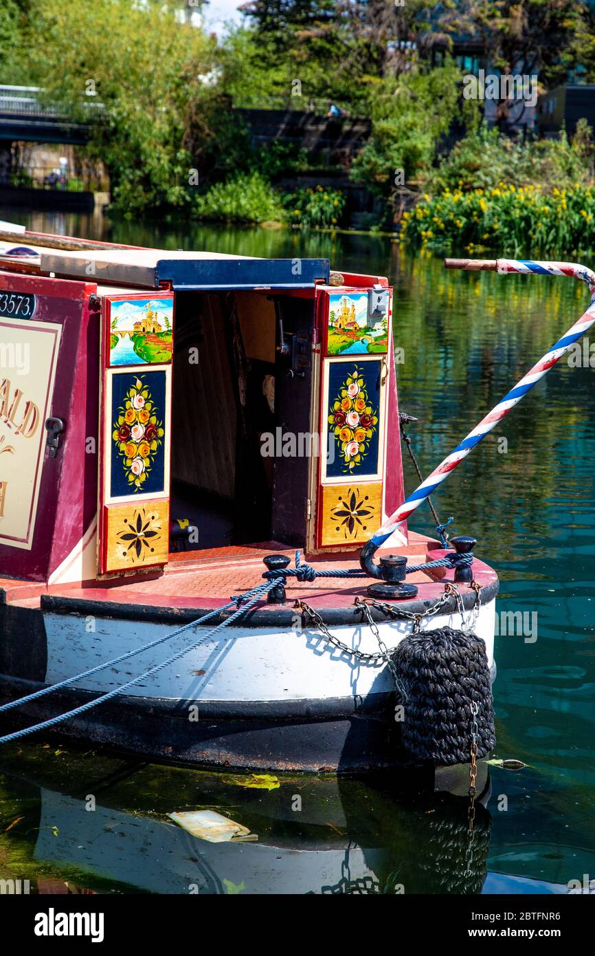 A houseboat painted in the folk roses & castles motif, Regents Canal, London, UK Stock Photo
