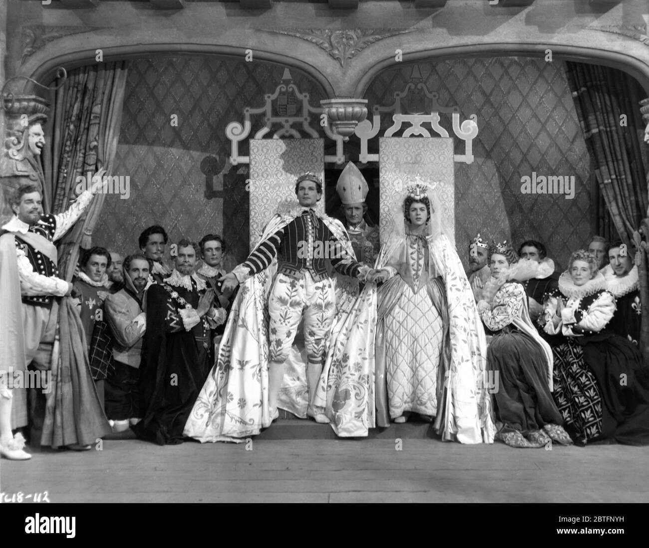 LESLIE BANKS VERNON GREEVES GERALD CASE GRIFFITH JONES  NICHOLAS HANNAN LAURENCE OLIVIER FELIX AYLMER unbilled boy as Princess Katharine and at far left RALPH TRUMAN in HENRY V 1944 director LAURENCE OLIVIER play William Shakespeare music William Walton Two Cities Films / Eagle - Lion Distributors Ltd Stock Photo