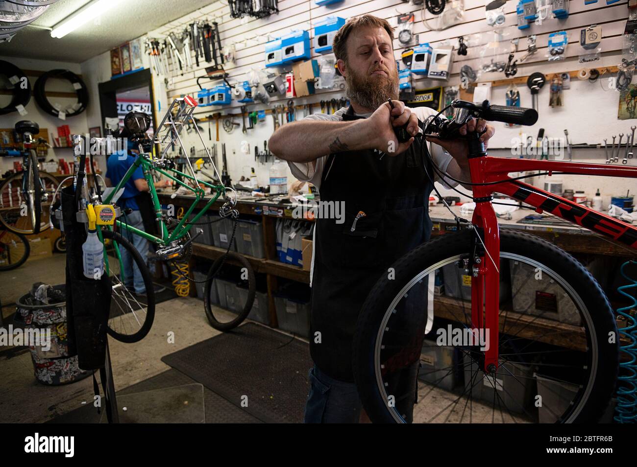 Sacramento, CA, USA. 20th May, 2020. Bike mechanic Scott Middleton  assembles a new bike at the East Sac Bike Shop on Thursday, May 21, 2020 in  Sacramento during the coronavirus pandemic. Owner