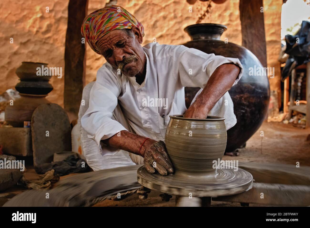 Indian potter at work. Handwork craft from Shilpagram, Udaipur, Rajasthan, India Stock Photo