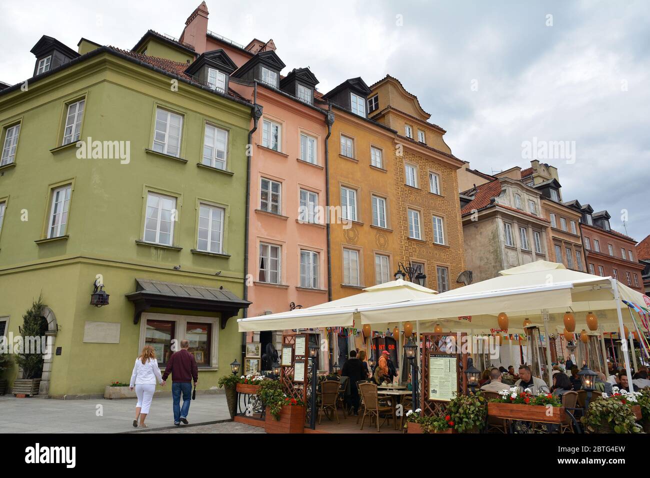 Restaurants and teracce at Castle Square in the  Old Town Stare Miasto Warsaw, Poland's capital, with cobblestone alleys and medieval buildings. Stock Photo
