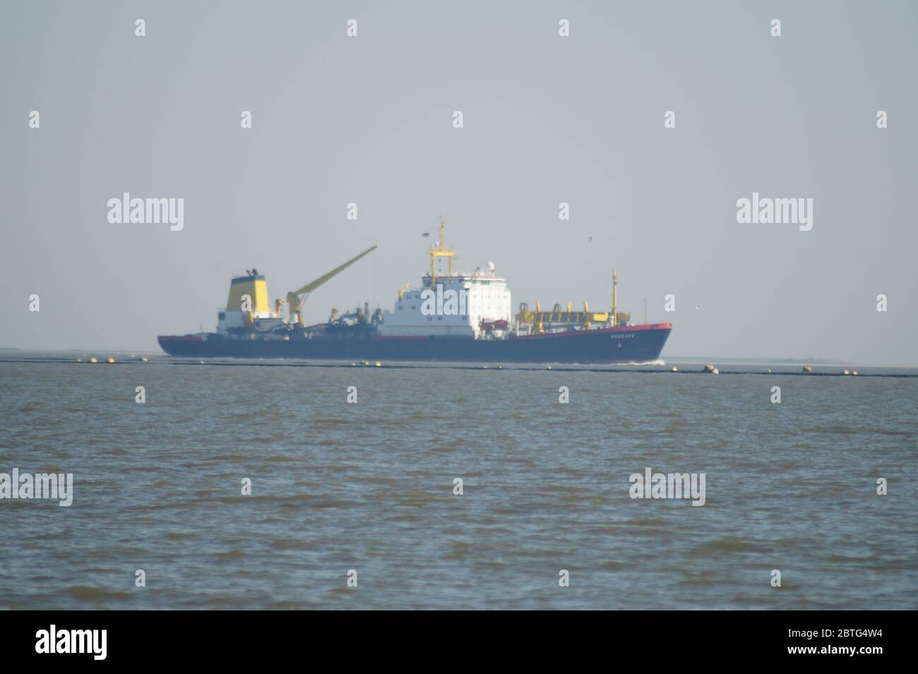 Frachtschiff vor der Nordseeküste Stock Photo