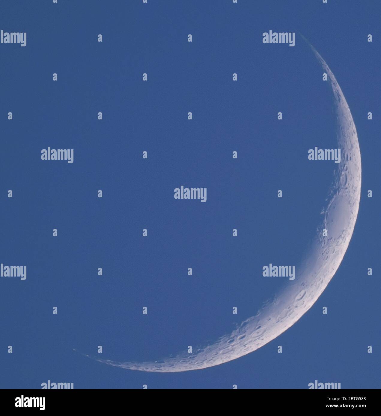 Wimbledon, London, UK. 25 May 2020. A 9.5% fine crescent waxing Moon on a clear and warm evening with the Sea of Crises (Mare Crisium) clearly visible on the right edge. Credit: Malcolm Park/Alamy Live News. Stock Photo