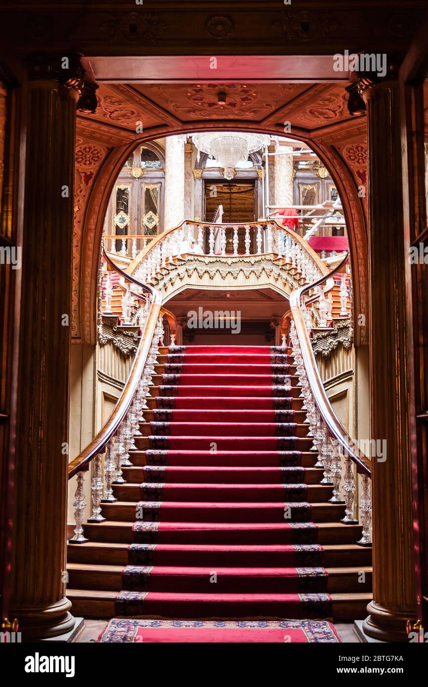 https://c8.alamy.com/comp/2BTG7KA/a-staircase-and-ornate-interior-of-dolmabahce-palace-istanbul-2BTG7KA.jpg