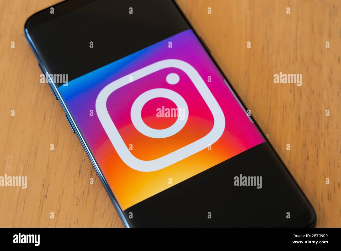 A large logo for the photo sharing social media app Instagram on a smartphone screen Stock Photo