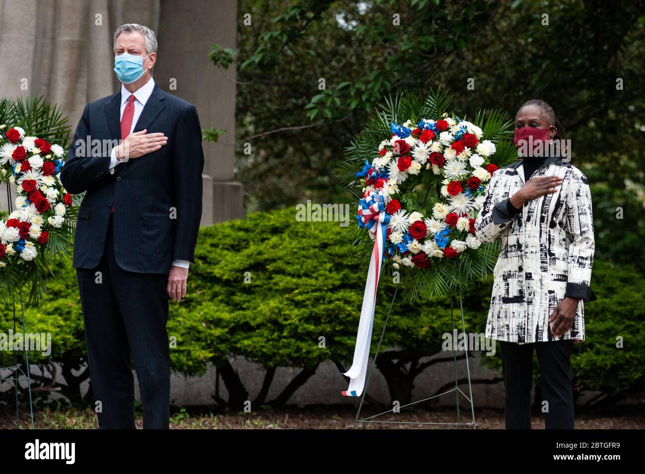 Brooklyn, United States. 25th May, 2020. New York City Mayor Bill de Blasio and First Lady McCray attend the Memorial Day Wreath Laying Ceremony at the Brooklyn War Memorial in Brooklyn, New York, on May 25, 2020. (Photo by Gabriele Holtermann/Pacific Press) Credit: Pacific Press Agency/Alamy Live News Stock Photo