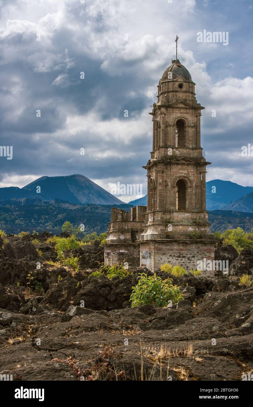 San Juan Parangaricutiro Church buried by the Parícutin volcano in 1943 (or  Volcán de Parícutin) Michoacán, Mexico Stock Photo - Alamy
