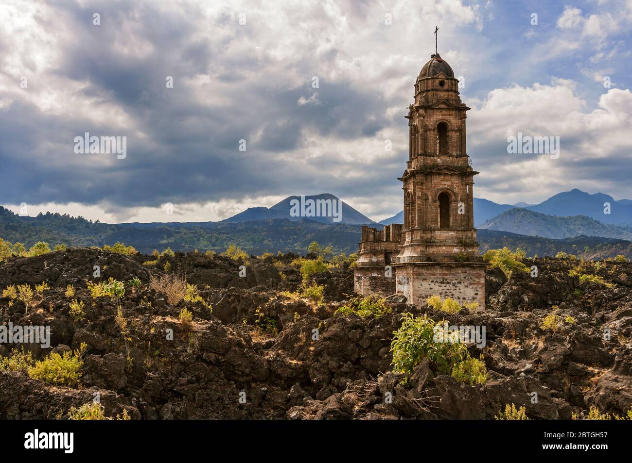 San Juan Parangaricutiro Church buried by the Parícutin volcano in 1943 (or Volcán de Parícutin) Michoacán, Mexico Stock Photo