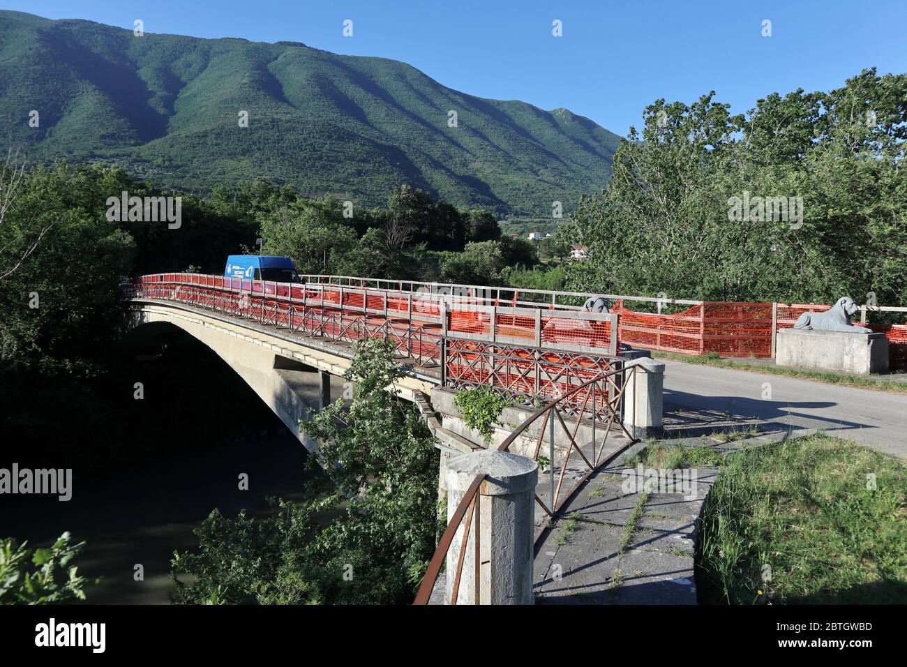 Solopaca - Furgone sul nuovo ponte Maria Cristina Stock Photo