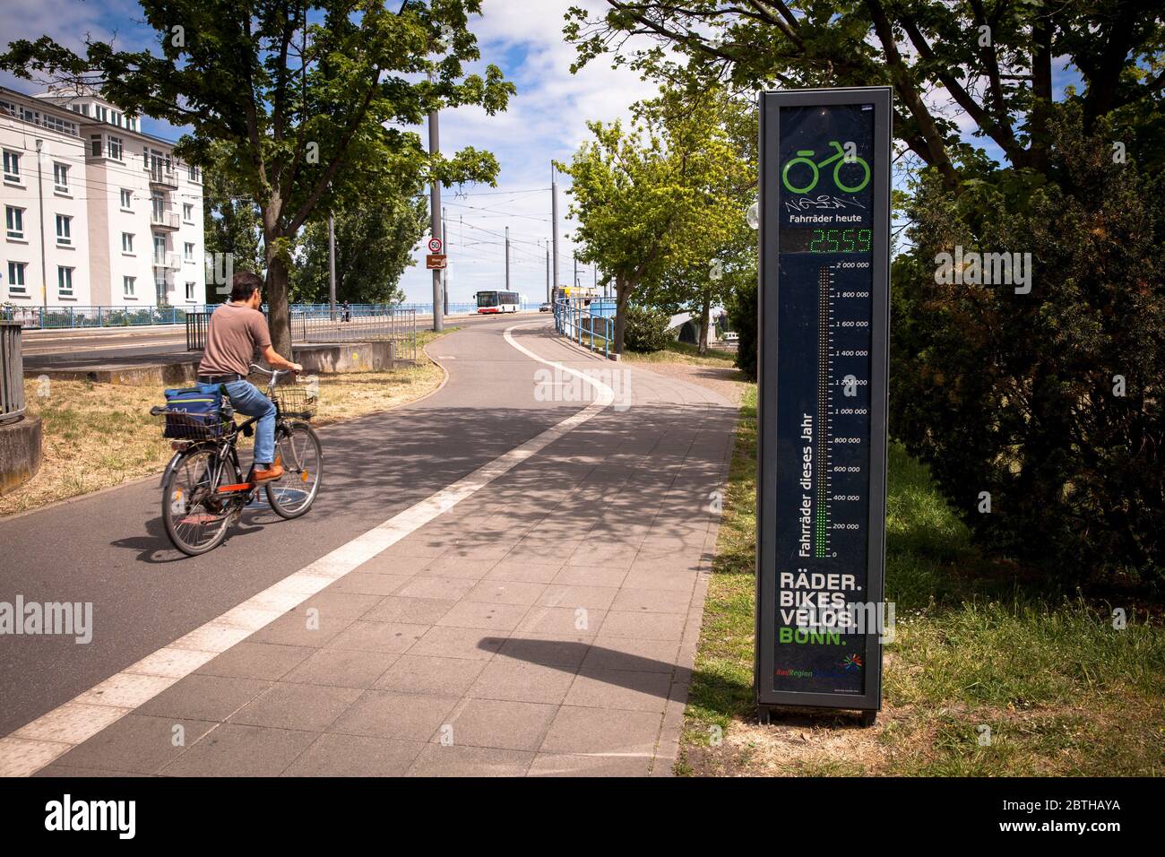 a so-called bicycle barometer at the Kennedy Bridge counts cyclists, Bonn, North Rhine-Westphalia, Germany  ein sogenanntes Fahrradbarometer an der Ke Stock Photo
