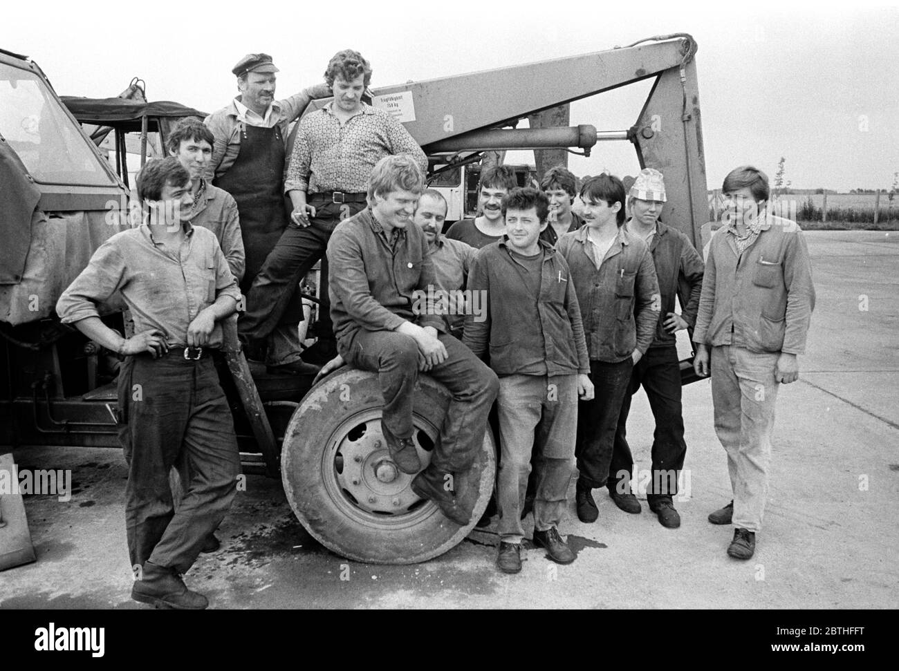 30 November 1984, Saxony, Delitzsch: A youth brigade in the Kreisbetrieb für Landtechnik (KfL) confronts the photographer in the mid 1980s. Exact date of photograph not known. Photo: Volkmar Heinz/dpa-Zentralbild/ZB Stock Photo
