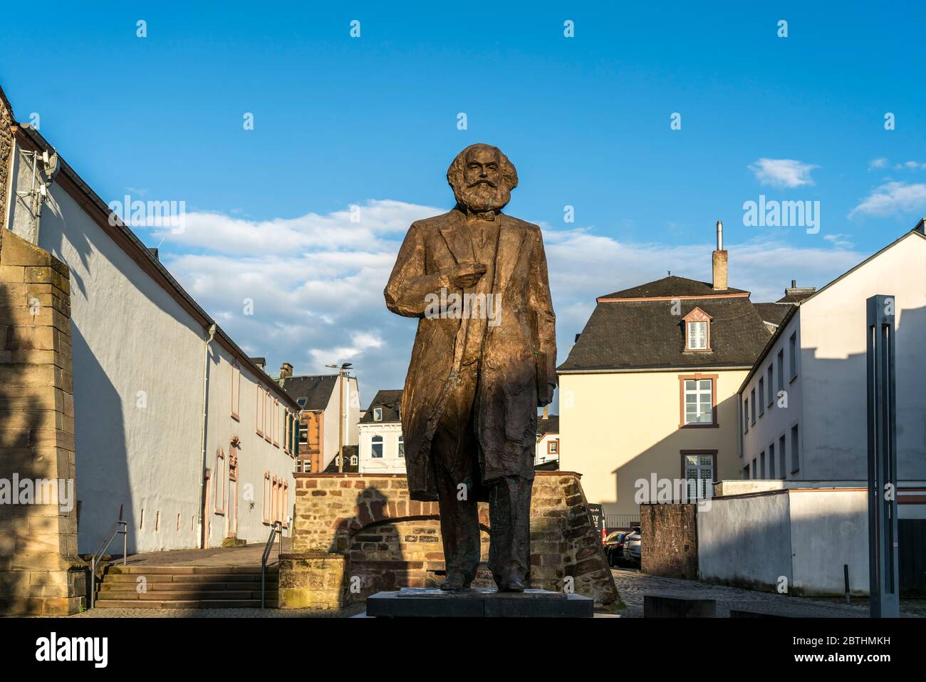Die Karl-Marx-Statue auf dem Simeonstiftplatz in Trier, Rheinland-Pfalz, Deutschland  | Karl Marx Statue on Simeonstiftplatz square, Trier, Rhineland- Stock Photo
