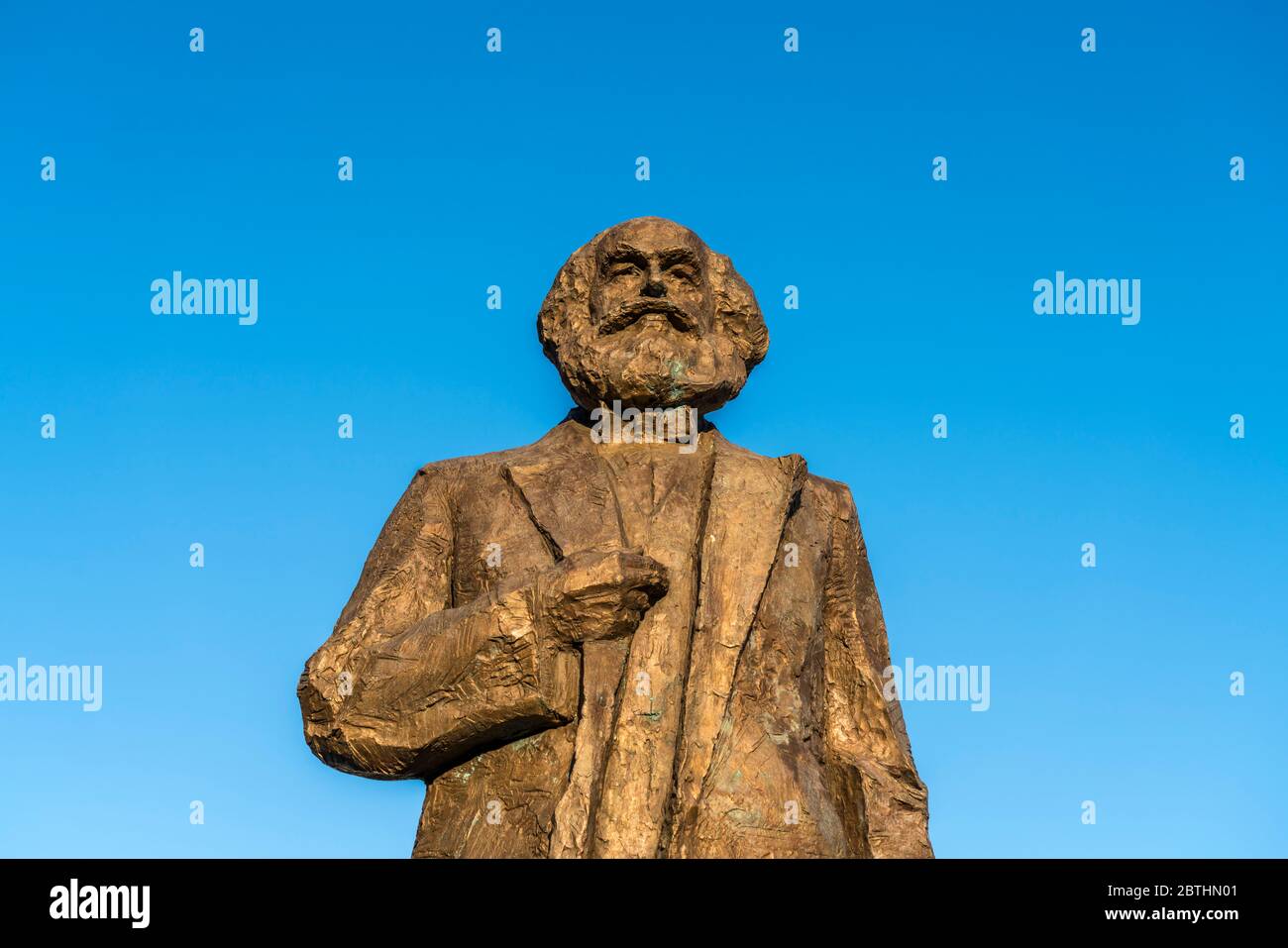 Die Karl-Marx-Statue auf dem Simeonstiftplatz in Trier, Rheinland-Pfalz, Deutschland  | Karl Marx Statue on Simeonstiftplatz square, Trier, Rhineland- Stock Photo