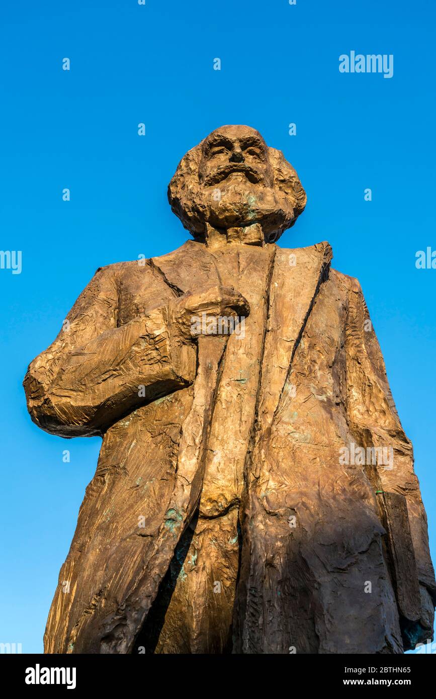 Die Karl-Marx-Statue auf dem Simeonstiftplatz in Trier, Rheinland-Pfalz, Deutschland  | Karl Marx Statue on Simeonstiftplatz square, Trier, Rhineland- Stock Photo