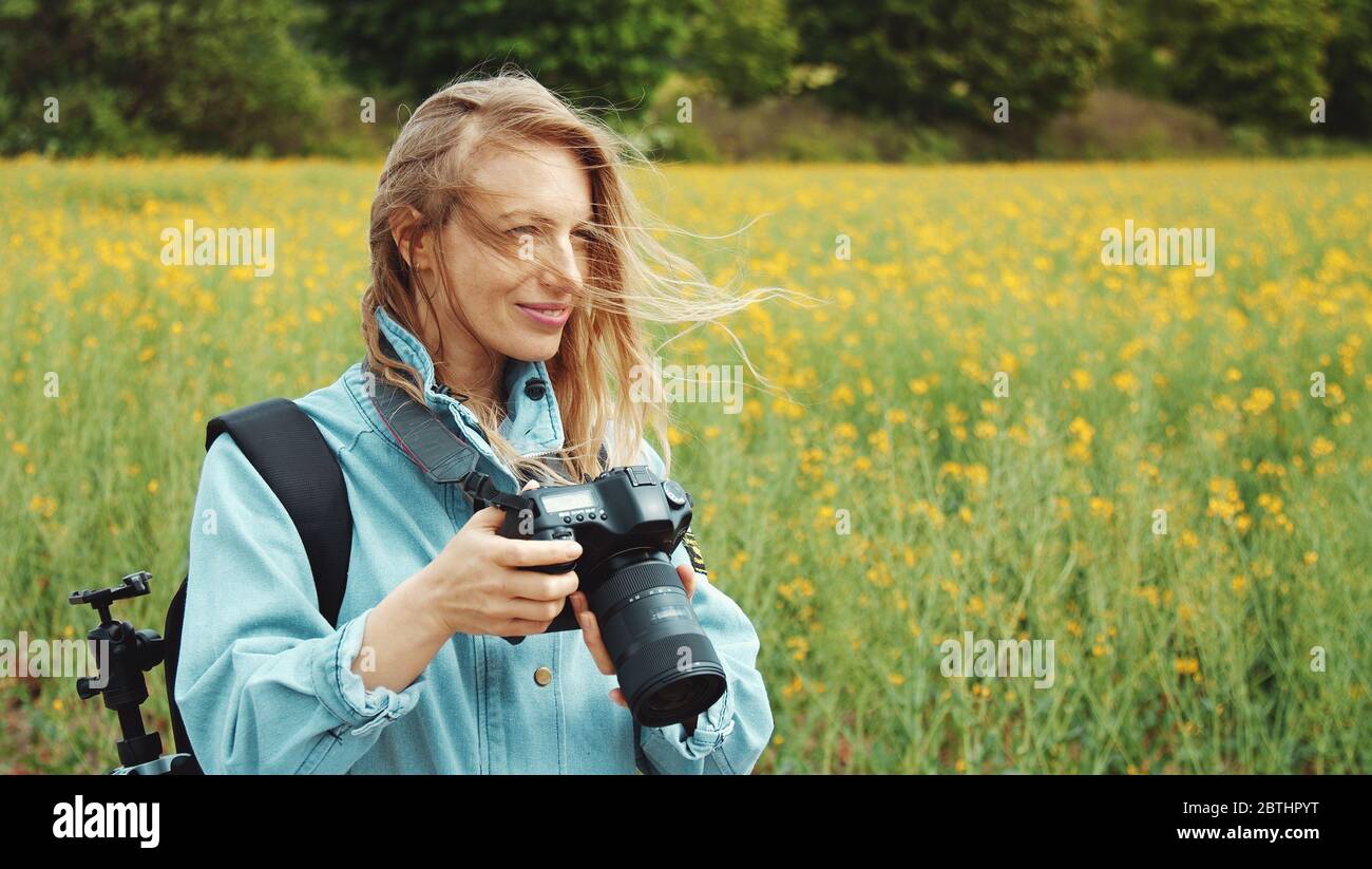 Photographer look hi-res stock photography and images - Alamy