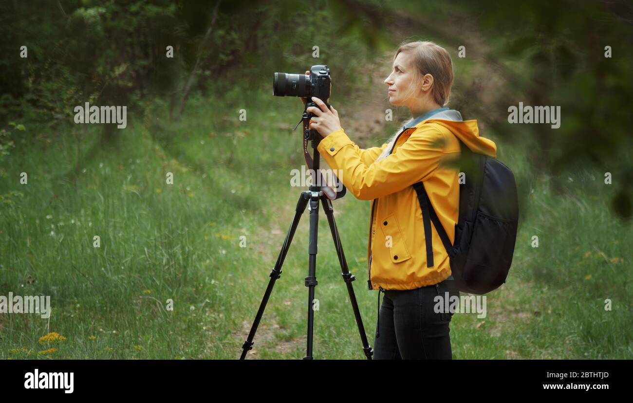 Lady wildlife photographer hi-res stock photography and images - Alamy
