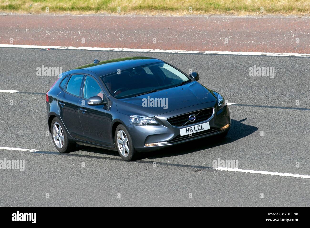 13 Silver Grey Volvo V40 Es D2 Uk Vehicular Traffic Road Transport Modern Vehicles Saloon Cars Vehicle Driving Roads Motors Motoring South Bound On The M61 Motorway Highway Stock Photo Alamy