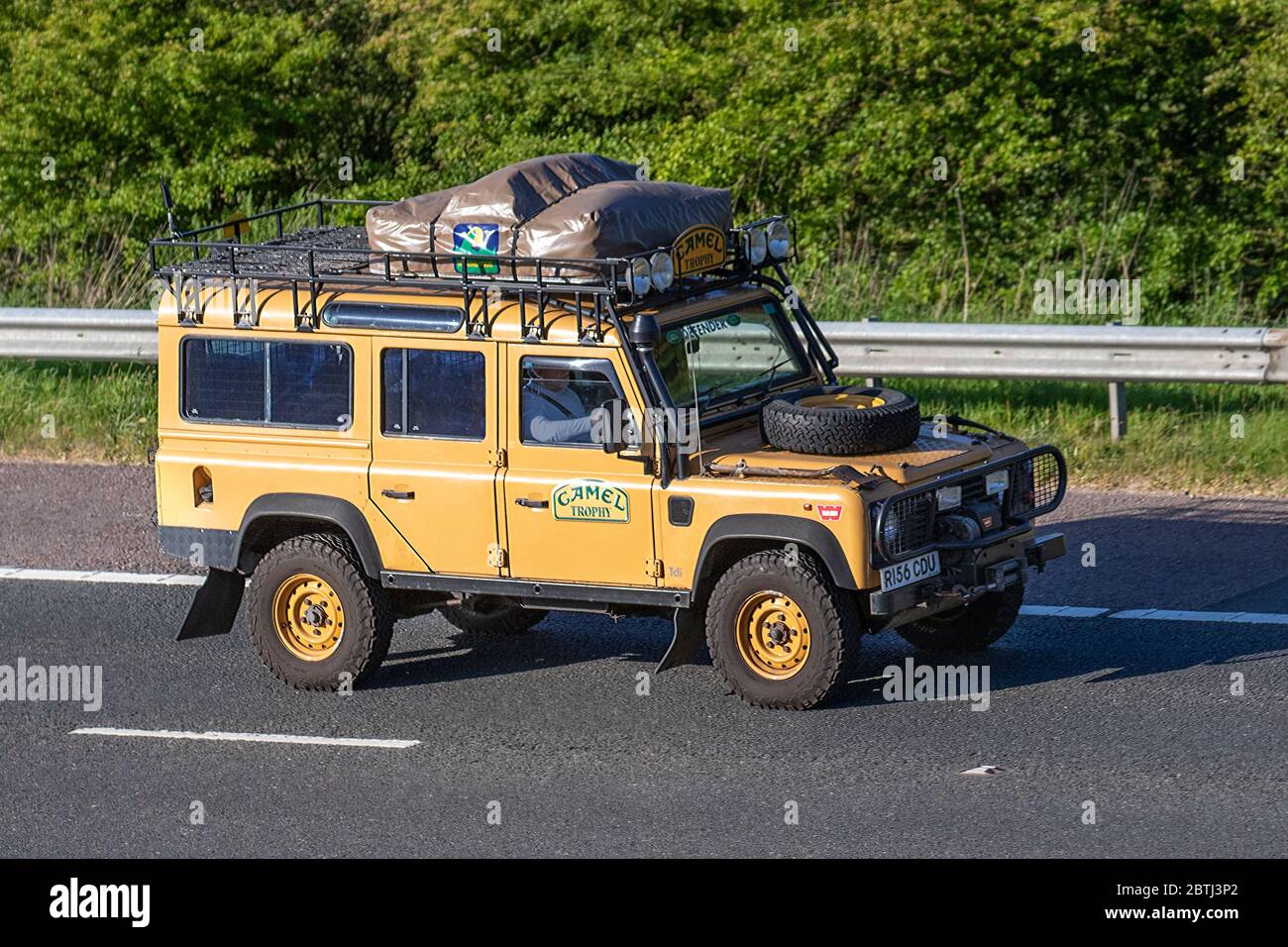 1998 90s nineties Camel Trophy Land Rover 110 Defender SW TDI; Vintage  expedition leisure, British off-road 4x4, rugged off-road all-terrain overland rally adventure vehicle, LandRover Discovery Turbo Diesel UK Stock Photo