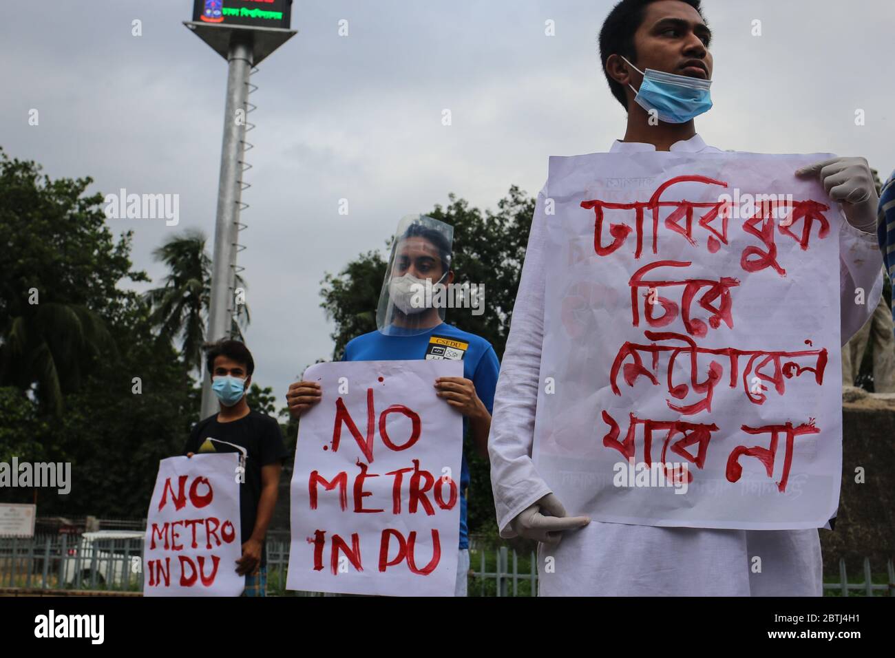 Dhaka, Dhaka, Bangladesh. 26th May, 2020. Members of Bangladesh Student's Union are standing on a protest against the metro rail station inside Dhaka University under Anti Terrorism Raju Memorial Sculpture situated at TSC at Dhaka University. Credit: Md. Rakibul Hasan/ZUMA Wire/Alamy Live News Stock Photo