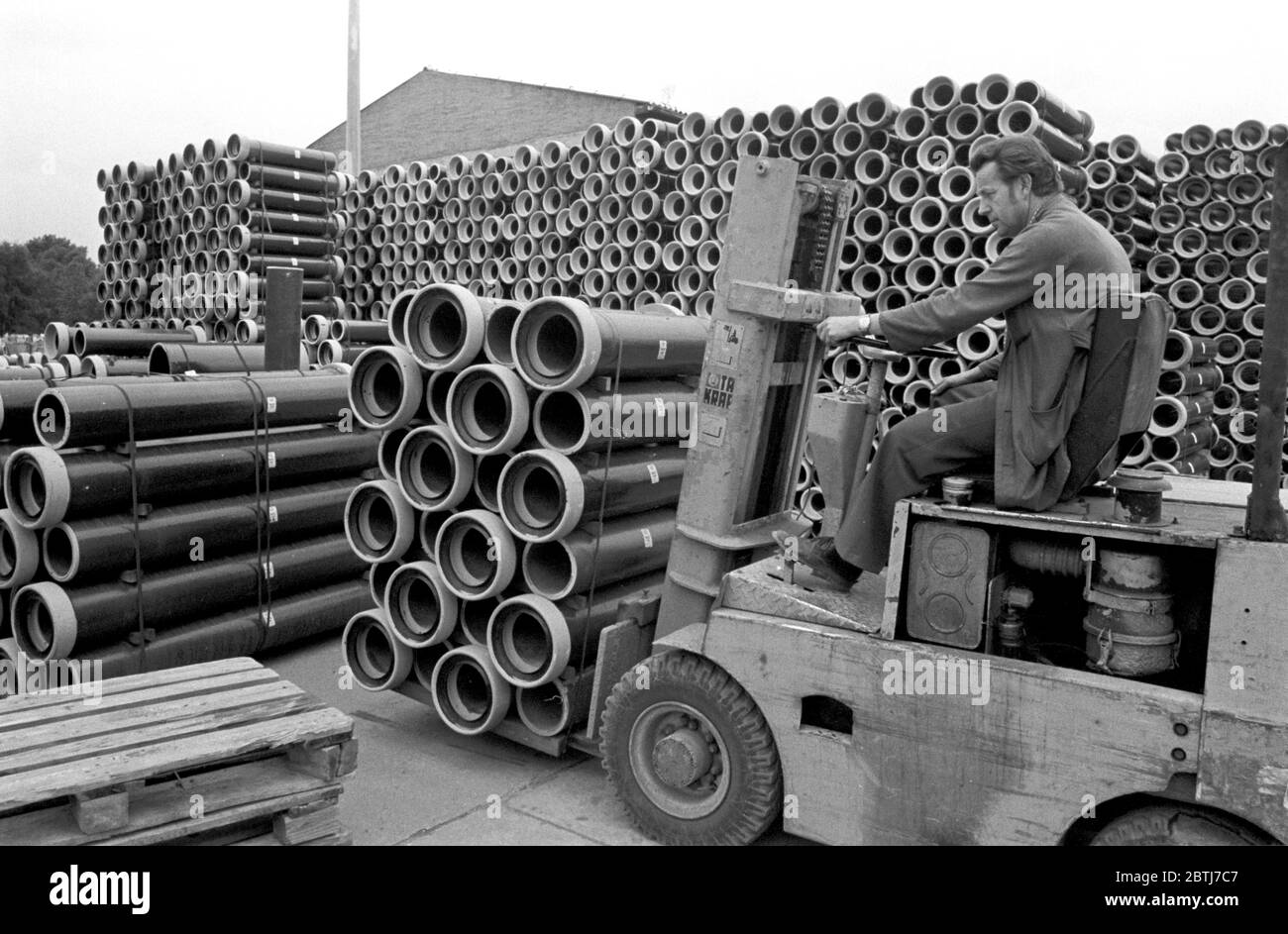 25 July 1986, Saxony, Belgern Clay pipes for water pipes are sorted with a forklift truck in