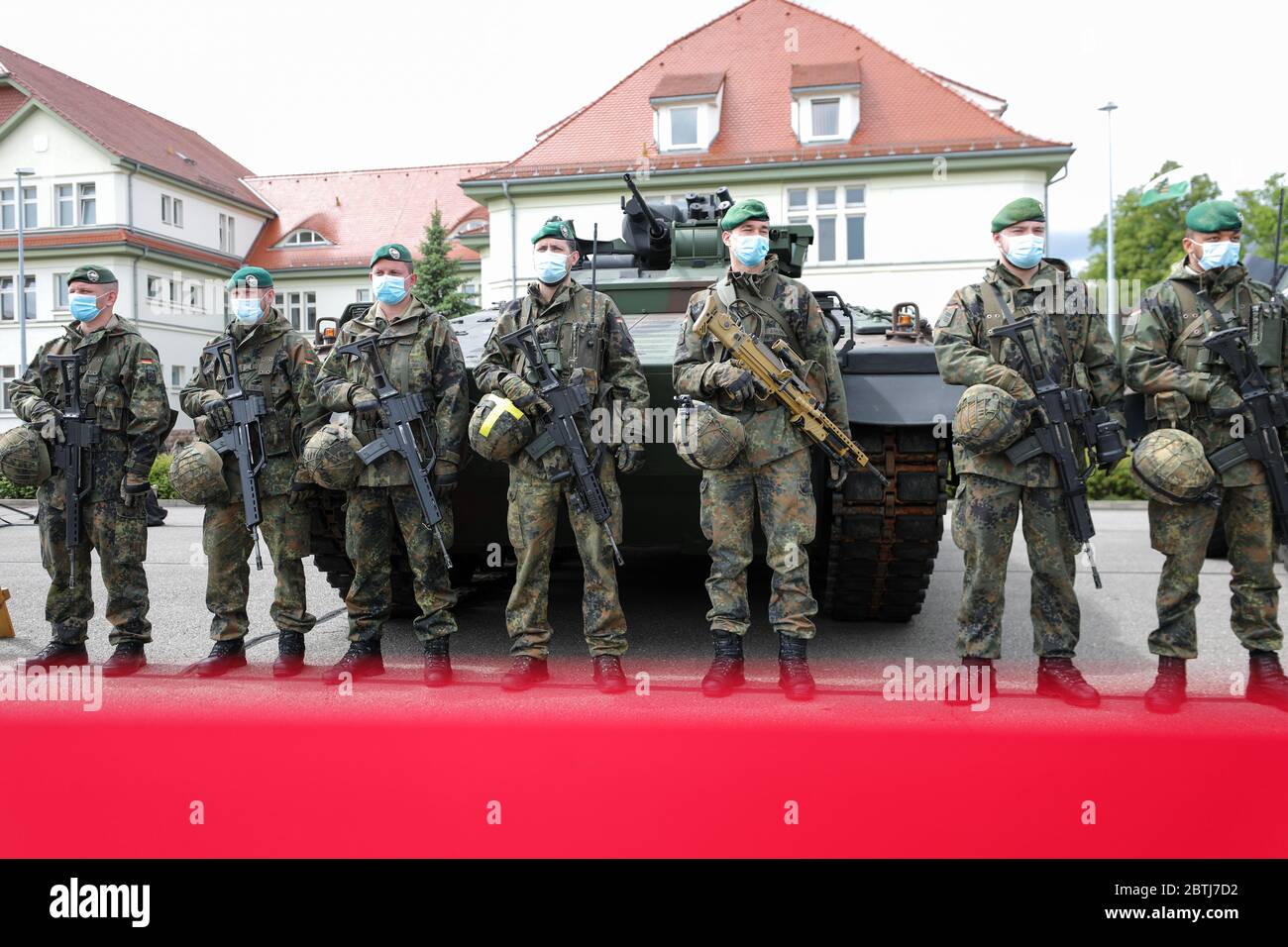 26 May 2020, Saxony, Frankenberg: Soldiers of the Panzergrenadierbrigade 37 stand in front of an armoured infantry fighting vehicle "Marder" to present the Battle Management System. The system has been introduced in the Armed Forces Base since the beginning of April 2020 and in the Army since May 11, 2020. It forms the backbone of the Bundeswehr's digitalization and enables the deployed units to display a complex situation picture on the screens in the vehicles. All information on the situation of the own and enemy forces converges and is digitally evaluated and displayed to the participating Stock Photo