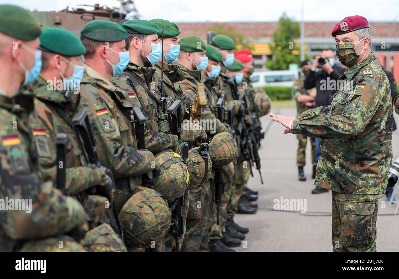 26 May 2020, Saxony, Frankenberg: Lieutenant General Alfons Mais (r), Inspector of the Army, visits Panzergrenadierbrigade 37 during the presentation of the rollout of the Battle Management System The system has been implemented in the Armed Forces Base since the beginning of April 2020 and in the Army since 11 May 2020. The system forms the backbone of the Bundeswehr's digitalization and enables the deployed units to display a complex situation picture on the screens in the vehicles. All information on the situation of the own and enemy forces is merged and digitally evaluated and displayed t Stock Photo