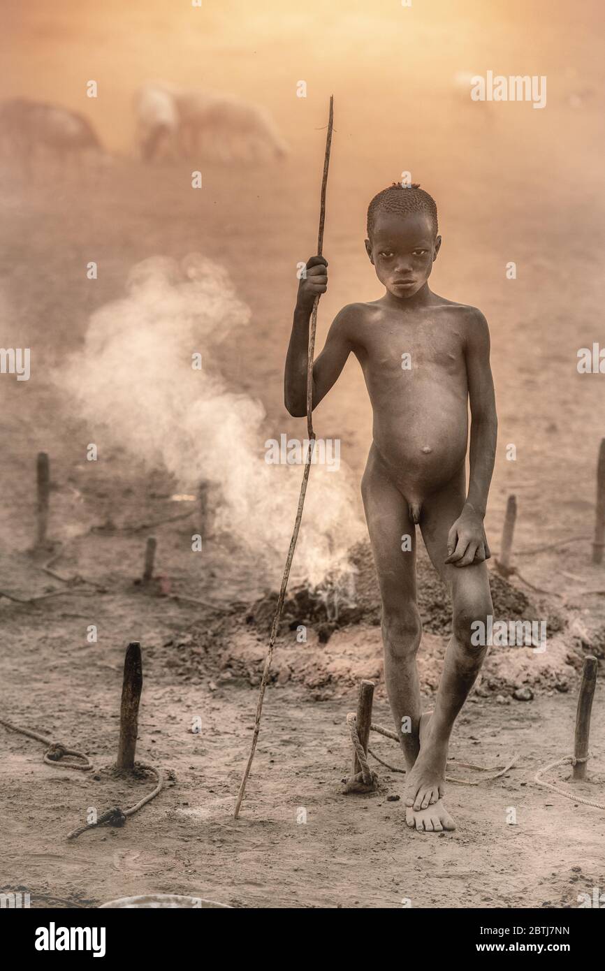 peeing africa A young Mundari herder. LONDONDERRY, NORTHERN IRELAND, UK: FASCINATING  photographs show an African tribe where members use URINE to wash their  faces a Stock Photo - Alamy