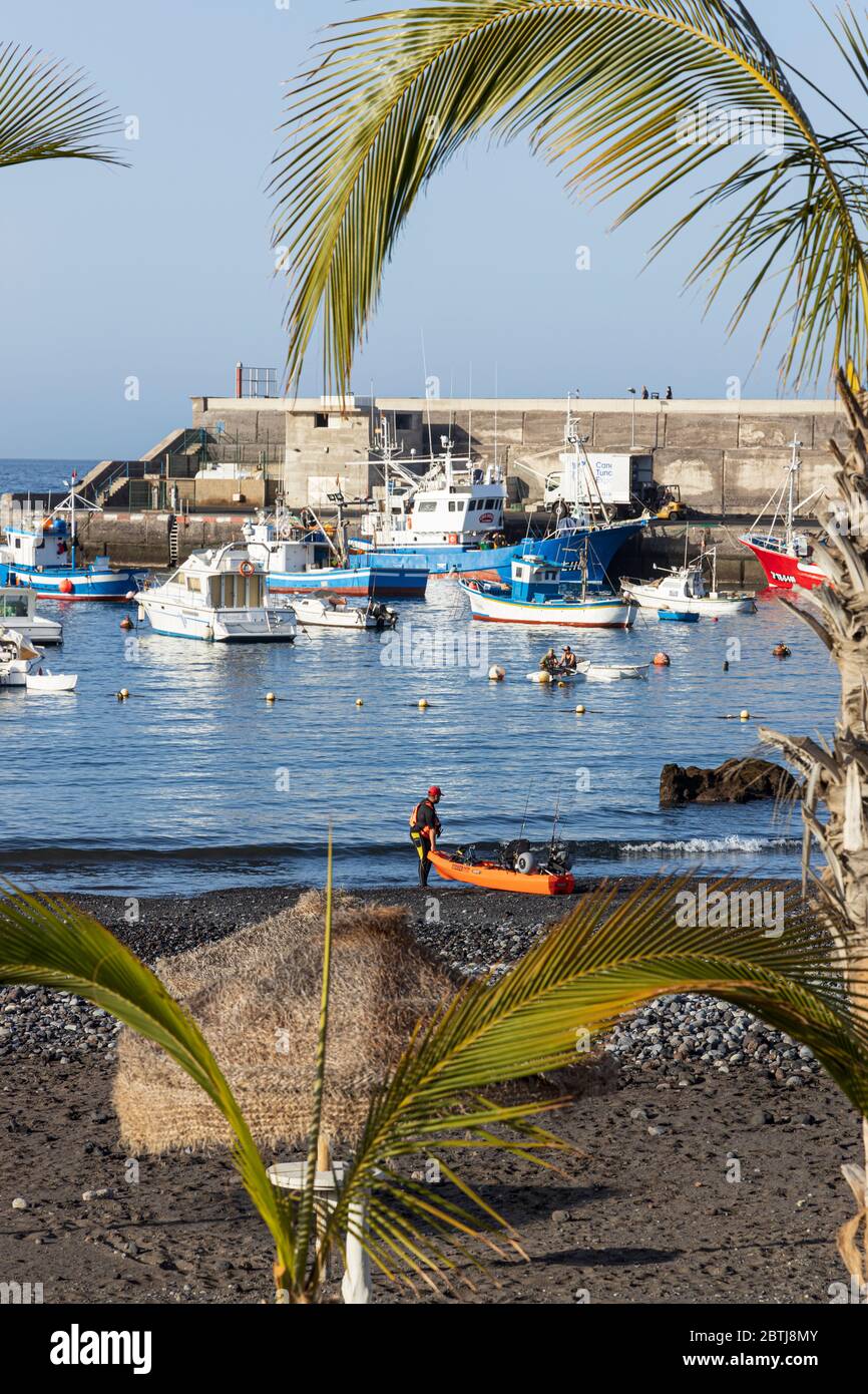 Man launching kayak hires stock photography and images Alamy