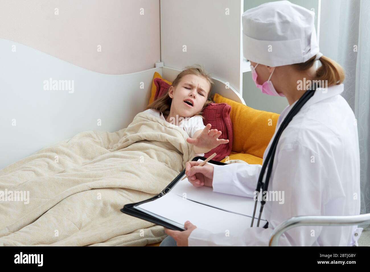 Мама пришла к врачу. Доктор проведывает пациента. Больная девочка и доктор. Дышите не дышите врач.