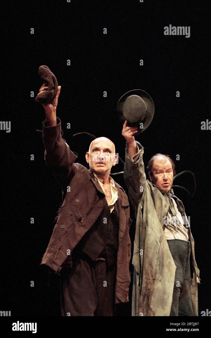 l-r: Ben Kingsley (Estragon), Alan Howard (Vladimir) in WAITING FOR GODOT by Samuel Beckett at the Old Vic Theatre, London SE1  27/06/1997 design: John Gunter director: Peter Hall Stock Photo