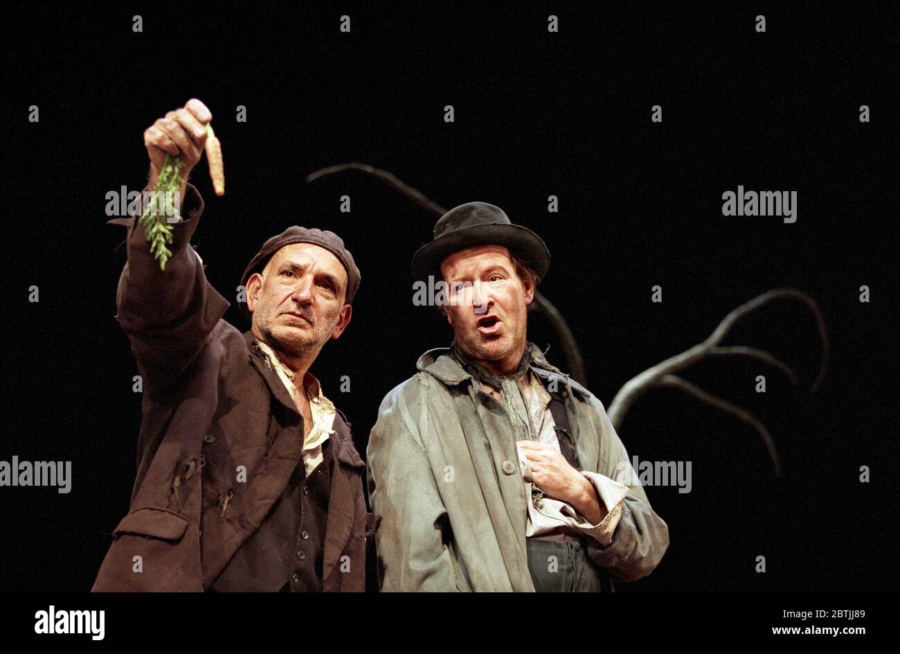 l-r: Ben Kingsley (Estragon), Alan Howard (Vladimir) in WAITING FOR GODOT by Samuel Beckett at the Old Vic Theatre, London SE1  27/06/1997 design: John Gunter director: Peter Hall Stock Photo